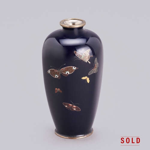 Japanese cloisonné vase with butterflies signed Andō Jūbei Meij period