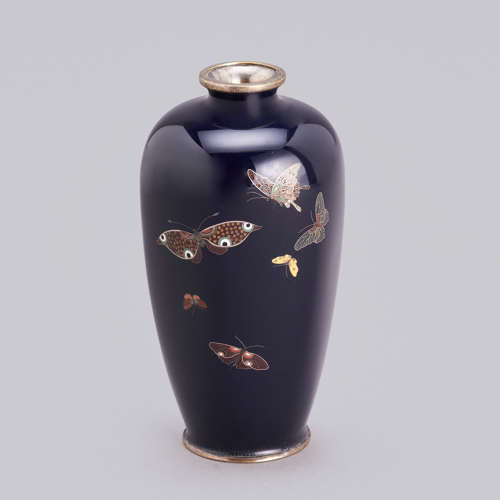 Japanese cloisonné vase with butterflies signed Andō Jūbei Meij period