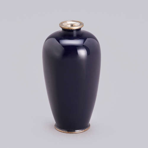 Japanese cloisonné vase with butterflies signed Andō Jūbei Meij period
