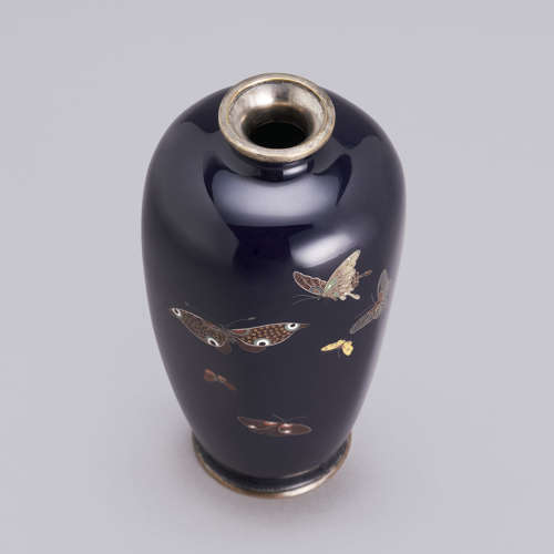 Japanese cloisonné vase with butterflies signed Andō Jūbei Meij period
