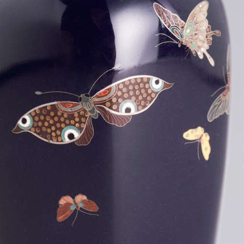 Japanese cloisonné vase with butterflies signed Andō Jūbei Meij period