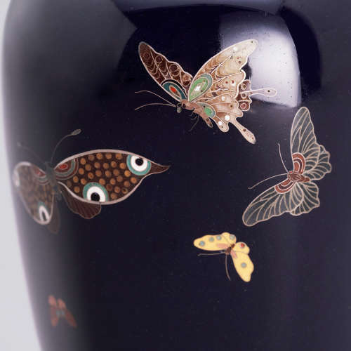 Japanese cloisonné vase with butterflies signed Andō Jūbei Meij period