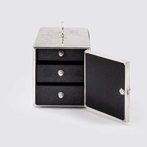 Japanese silver kodansu box signed Miyamoto Shoko of Tokyo Meiji period