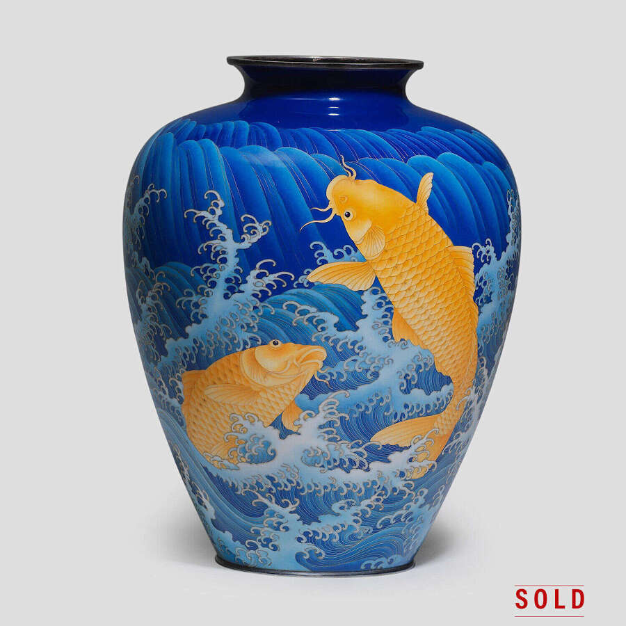 Japanese cloisonn&eacute; vase with koi carps signed Andō Jūbei Taishō&nbsp;period