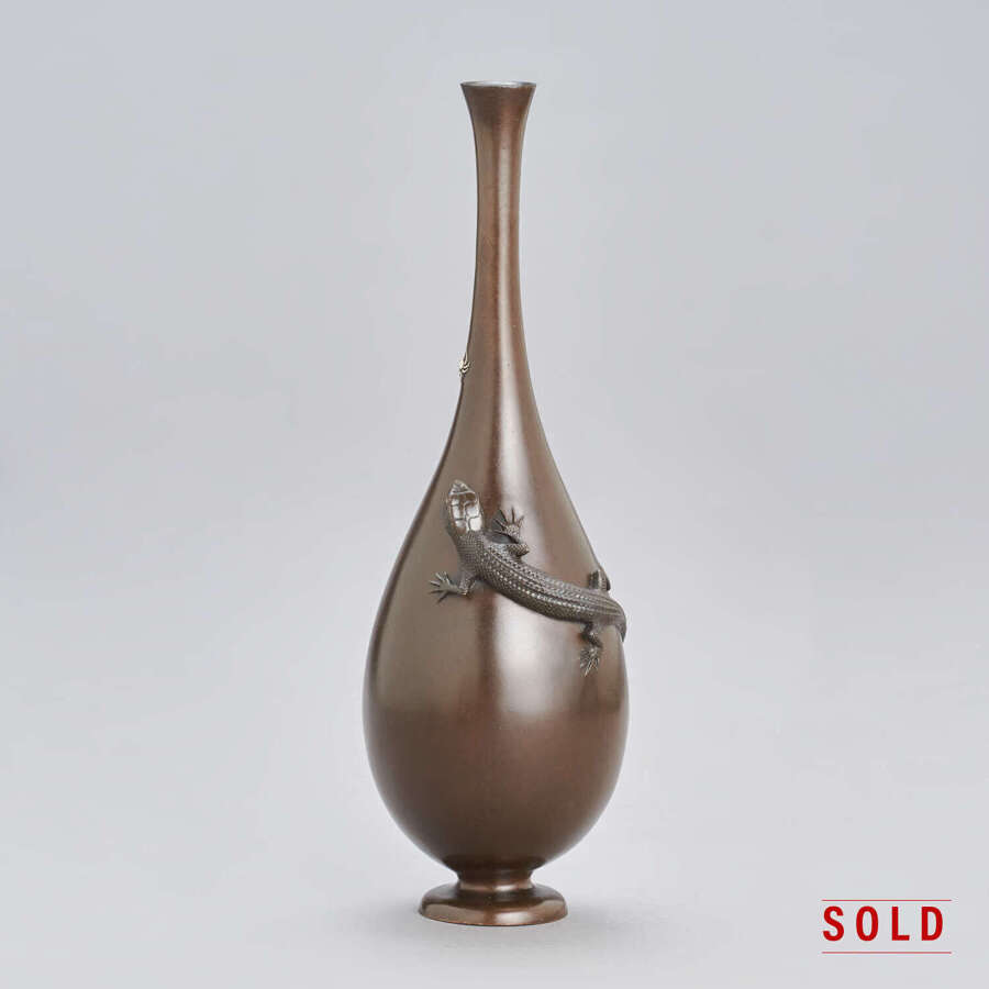 Japanese bronze vase with a lizard signed Mitani Meiji period